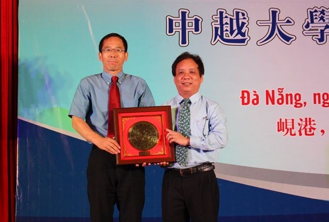 峴港市大學校長阮玉武（右）向中國共青團中央學校部副部長石新明贈送紀念品。（圖源：江青）