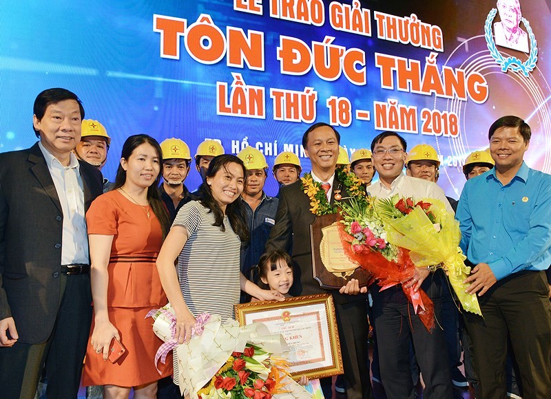 親友祝賀福門電力公司職員杜進忠。