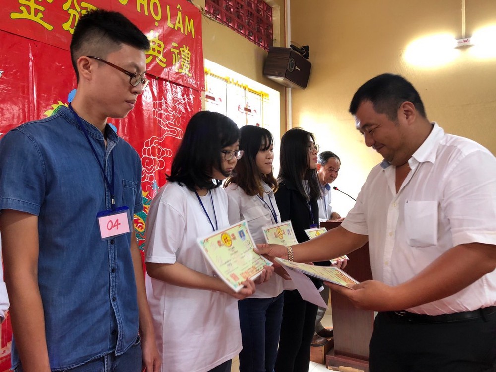 林氏宗祠常務副董事長林財給子弟頒發獎學金。