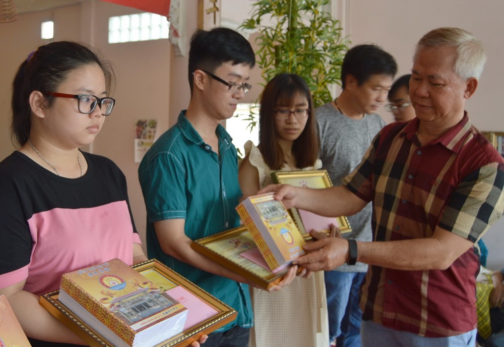 徐有燦理事長向優秀子弟頒發獎學金。