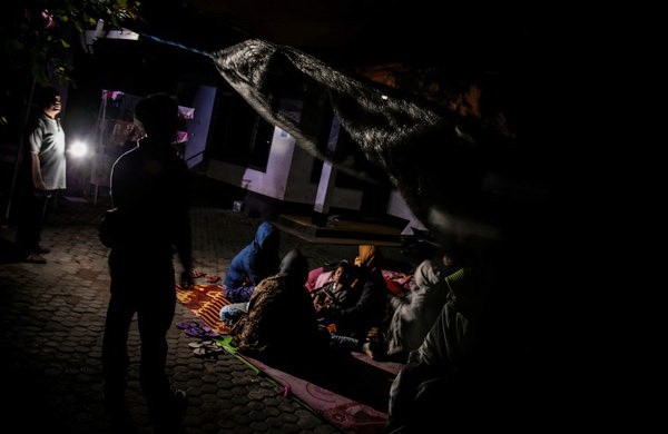 許多民眾不敢進入屋內，在路邊的簡易避難所過夜。（圖源：路透社）