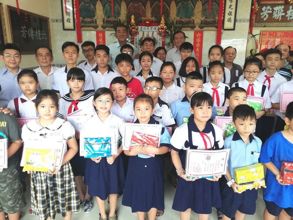 六桂堂大宗祠各理事與獲獎學子合照。