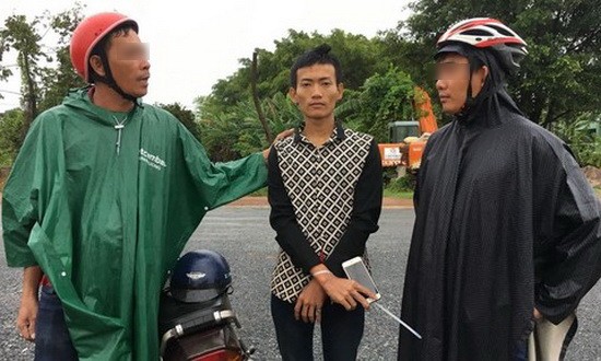 被“俠士”追捕的偷車賊黃光德（中）。（圖源：宏強）