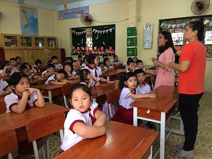 一年級小學生首天上課。（圖源：VOV）