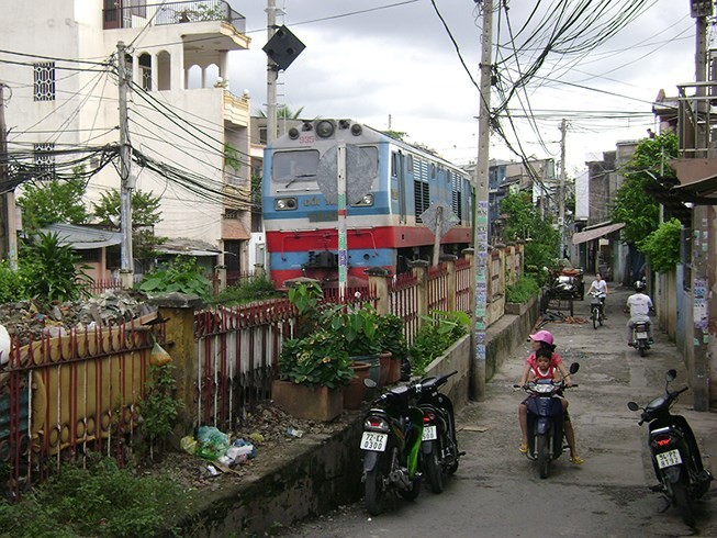 若按規劃加高平兆-和興鐵路，安全走廊要寬30至40米。