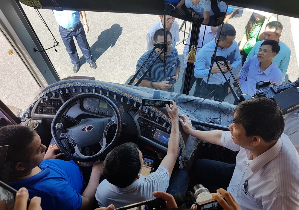 峴港市人委會副主席鄧越勇親自檢查旅遊車上安裝視頻監控工作。（圖源：劉香）