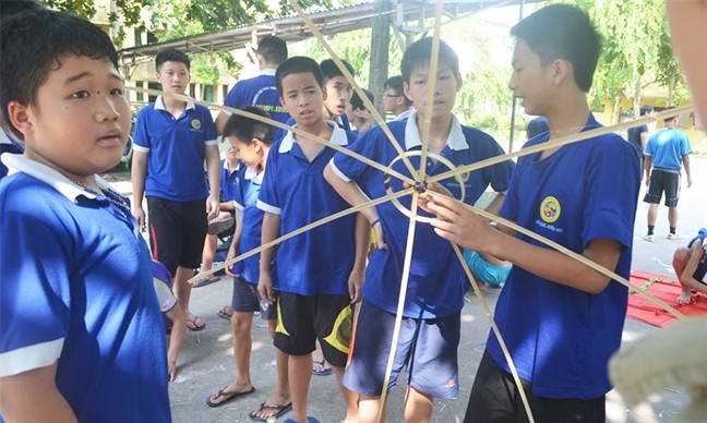 IVS寄宿學校的遊戲癮學員按民間遊戲來製作物品。