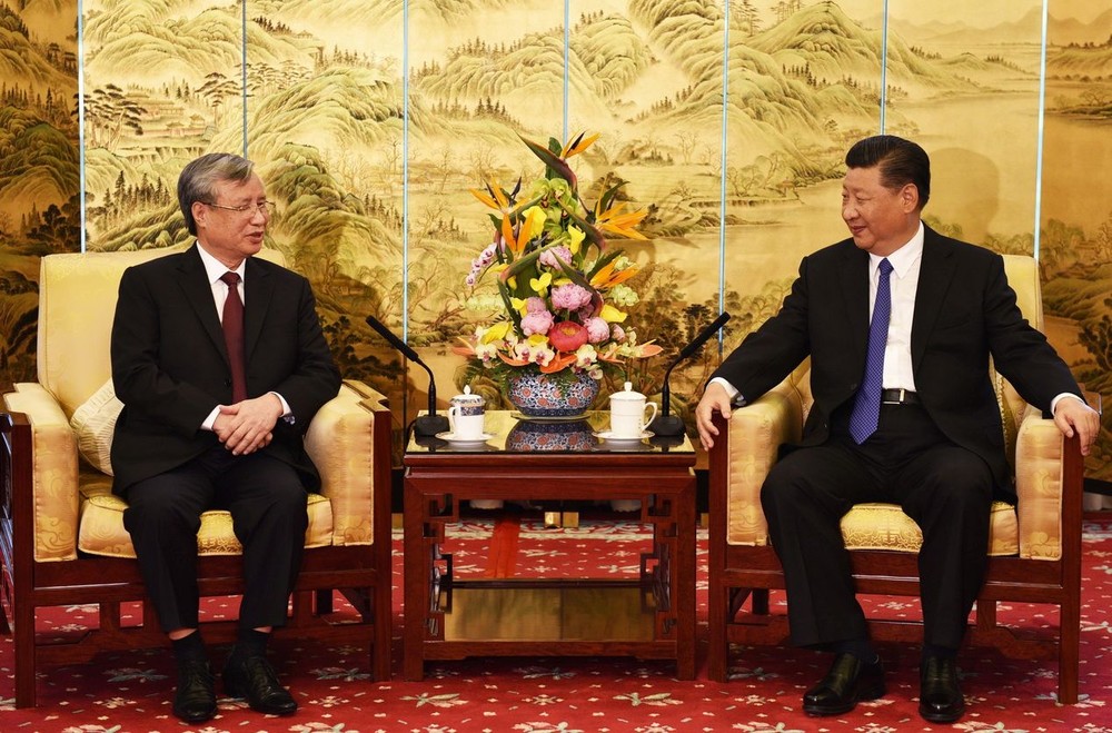 中共中央總書記習近平（右）接見越南共產黨中央政治局委員陳國旺。（圖源：越通社）