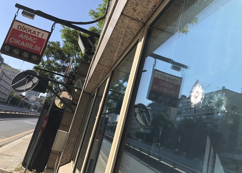 被槍手擊碎的窗戶上依然留有彈孔。（圖源：AP）