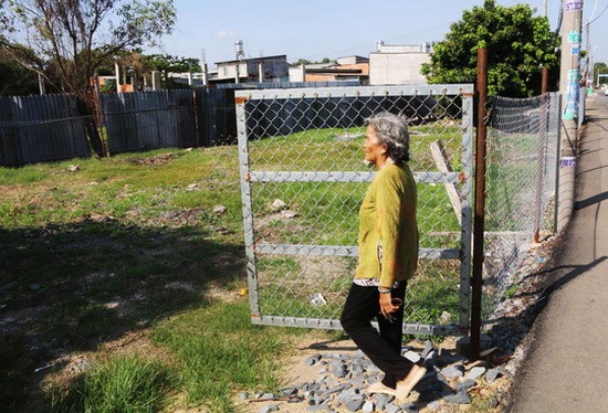 由於平新郡新造坊江泉街區域是農業地，所以民眾不能建屋。