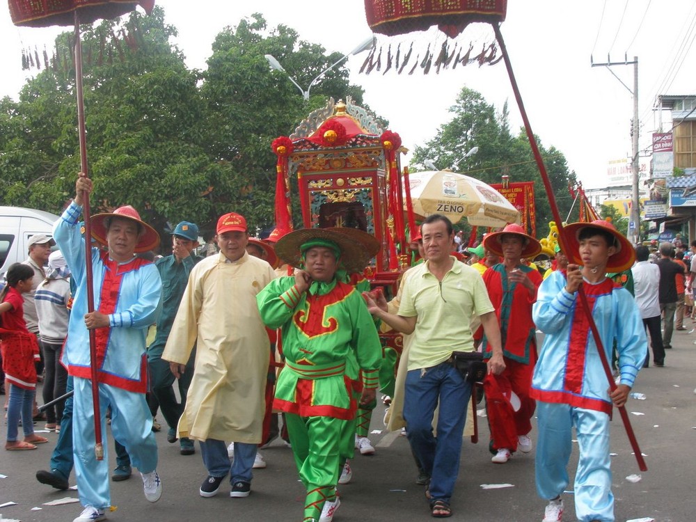 迎神遊行盛會的熱鬧情景。