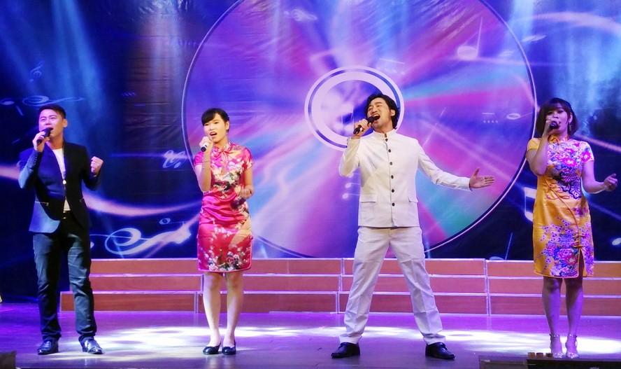 畢寶藤（右二）與各新秀將登台。