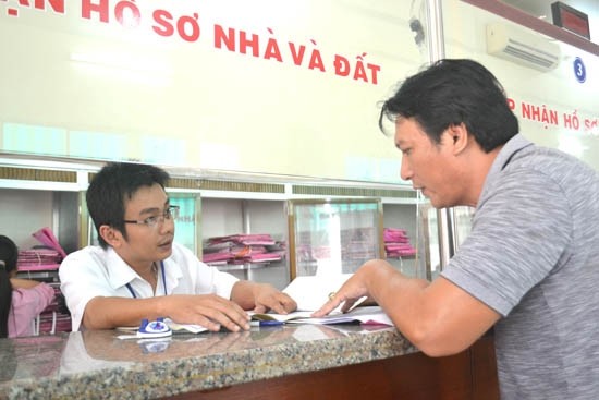 民眾正在辦理房地產手續。