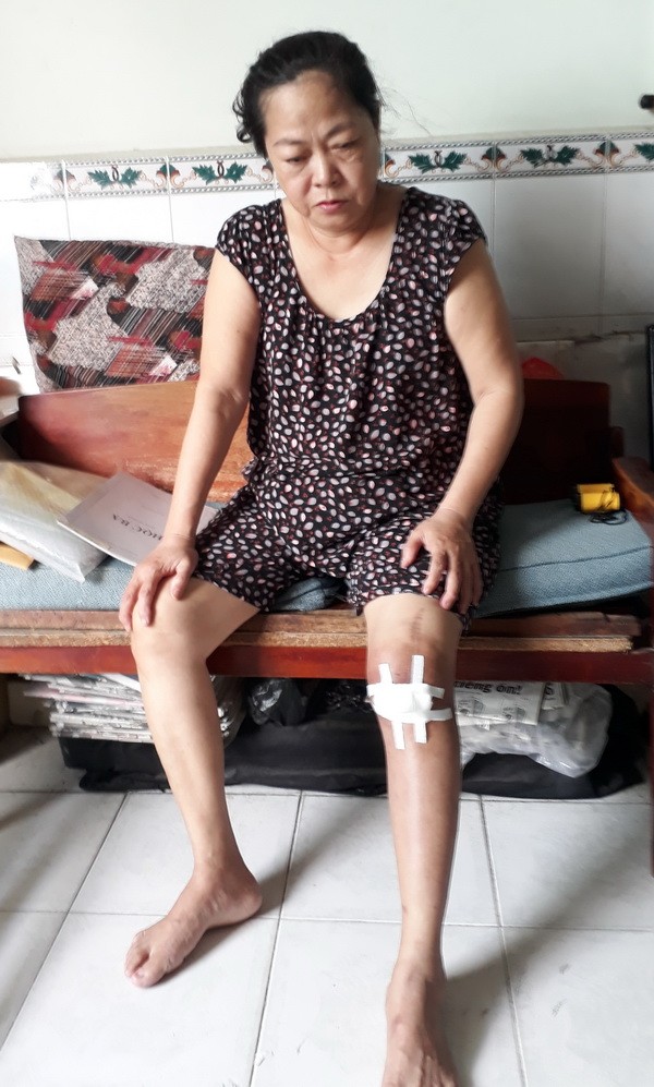 趙月鳳膝蓋腫脹流濃。