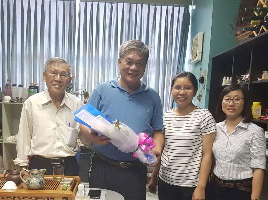 第十一郡第六坊婦女會向莊明星先生贈送鮮花致謝。