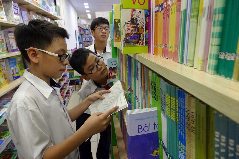 學生在選購教科書。（圖源：陶玉石）
