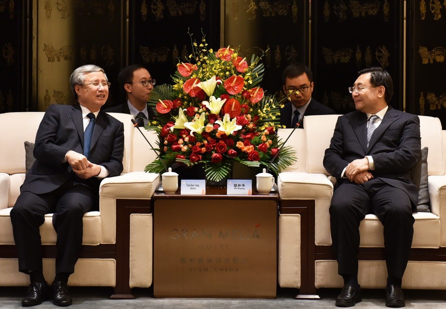 越南共產黨中央政治局委員、黨中央書記處常務書記陳國旺同志（左）與中國陝西省委書記、黨中央委員胡和平同志會談。（圖源：越通社）