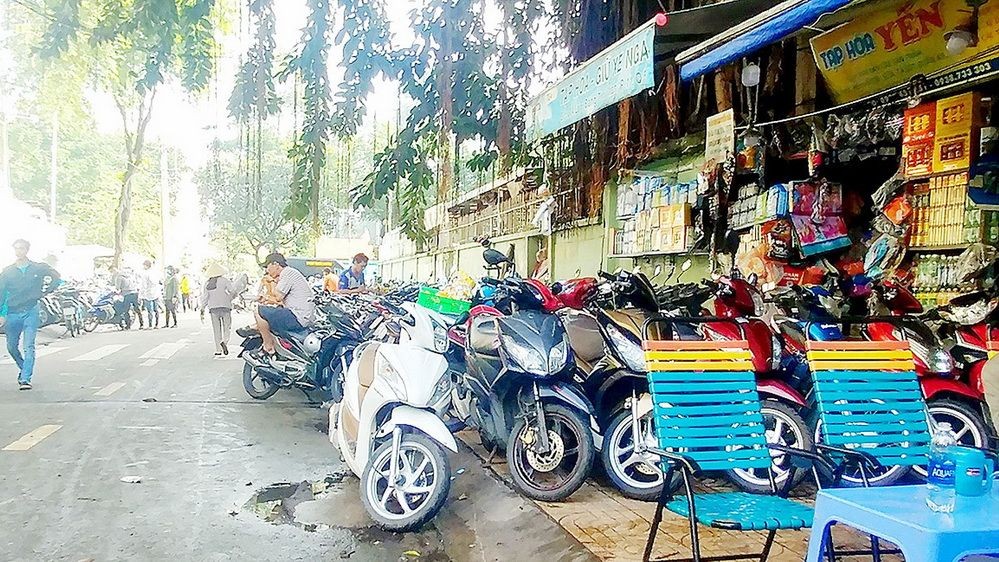 鄧泰申街人行道被霸佔作為存車處，步行者只好在馬路上行走。