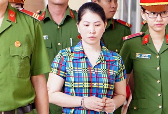 聽判刑後的被告人杭氏紅艷被法警押出法院送往看守所。