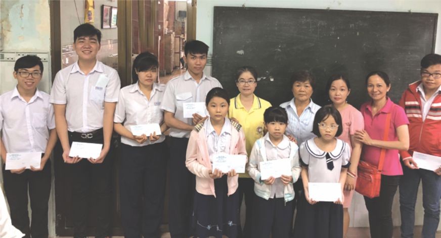 台商李桂芬女士與本報教育組配合向潁川雙語學校頒贈助學金。