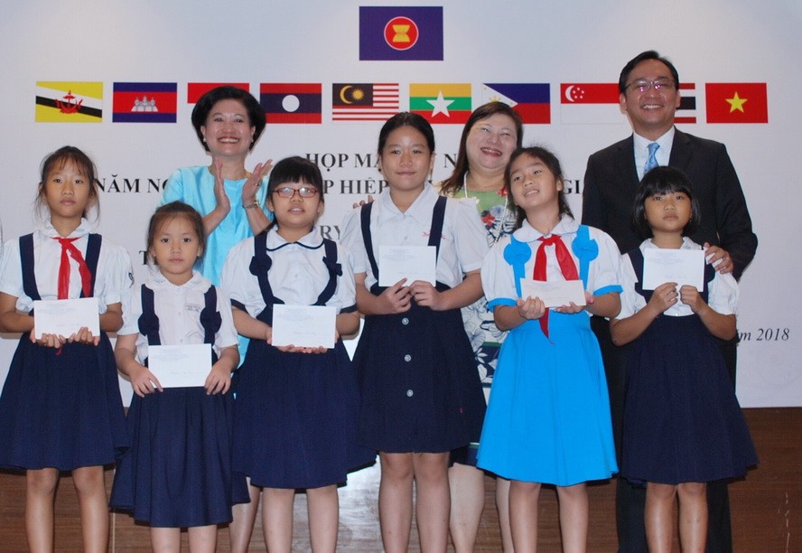 組委會向該校都市學系的10名大學生及舊邑郡20名小學生頒發獎學金，每份價值100萬元。