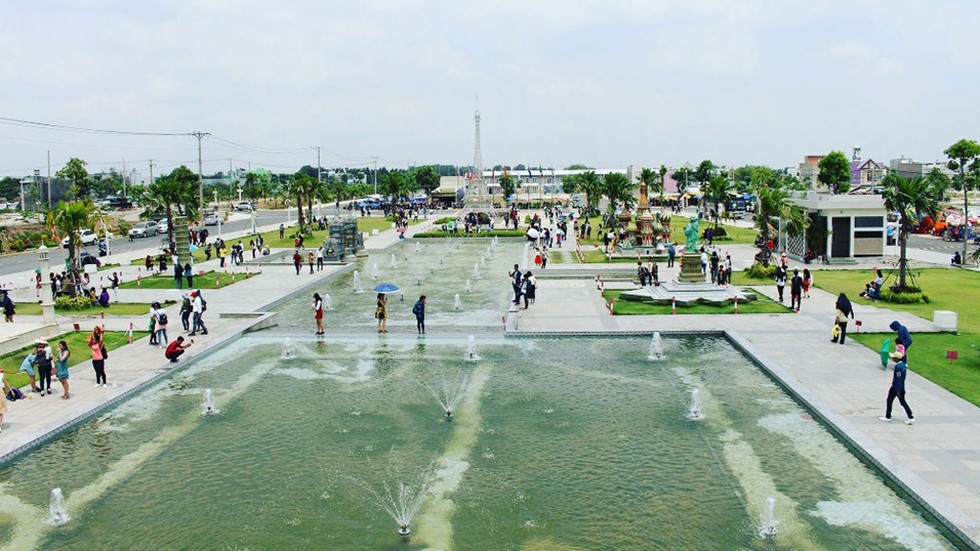 公園面積約1公頃，座落在隆安省德和縣美行鄉富生吉祥居民區內。