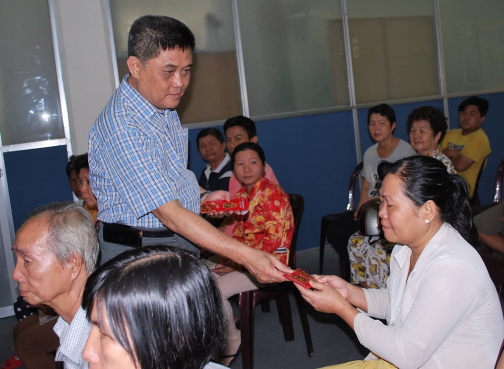 梁栢滔先生向病人發放贊助金。