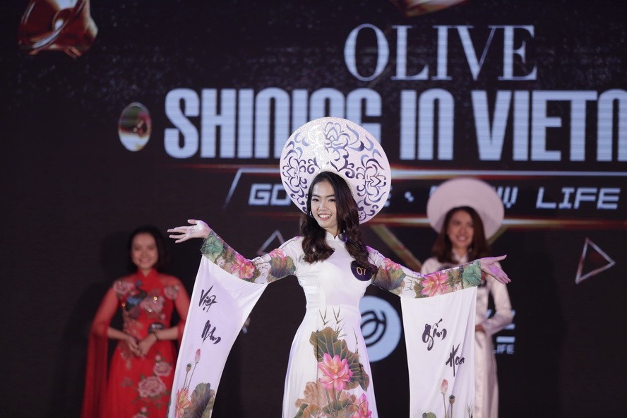 參賽主播正表演越南長衫。