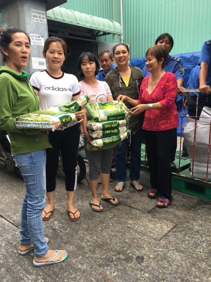 各商販向貧困戶派發大米。