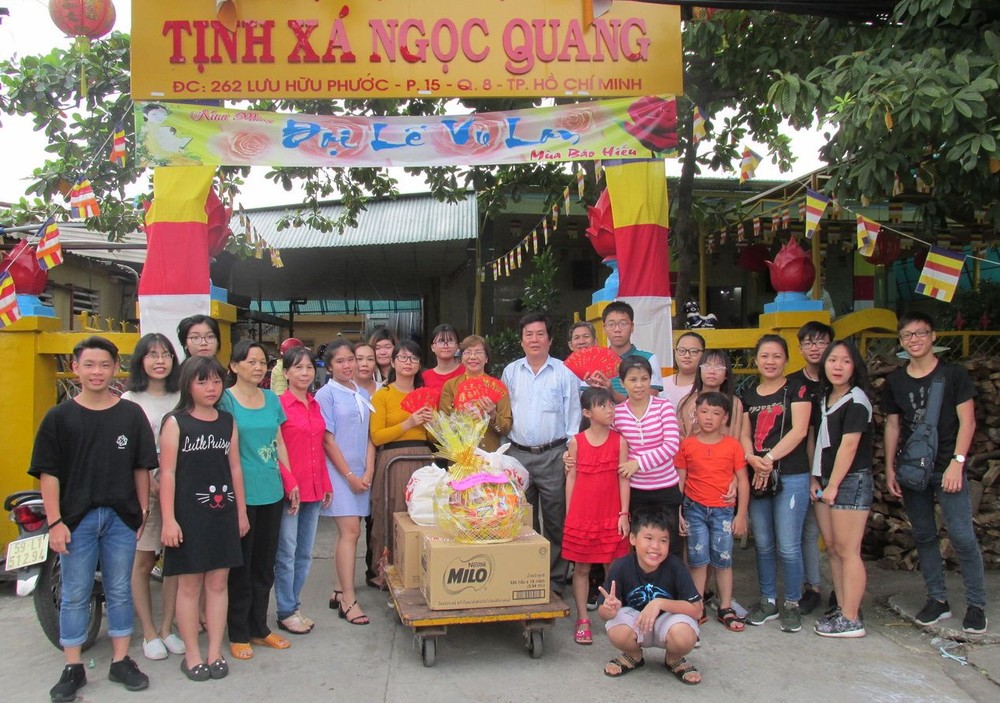 慈念外語中心師生在玉光精舍前合照。