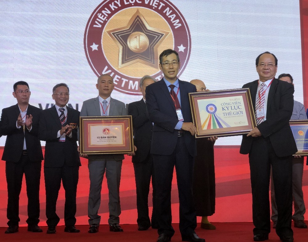 越南紀錄大全中心頒發證書給各集體與個人。
