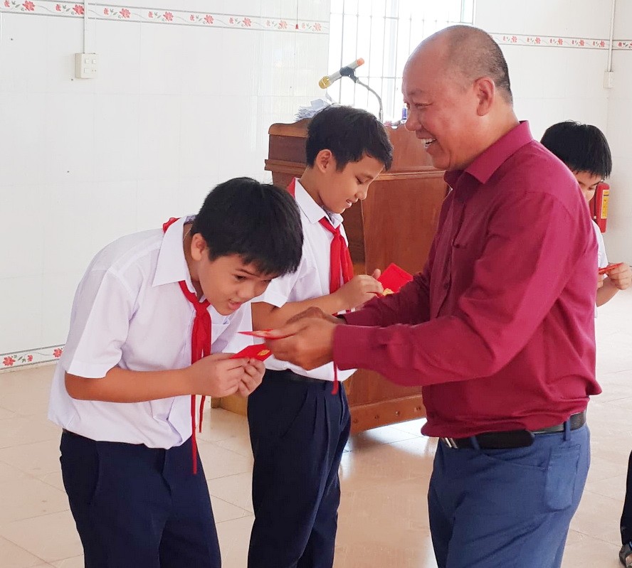 鄭成龍理事長向學生派發禮物。