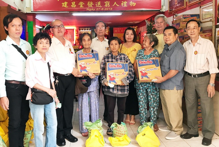 建昌堂各理事向窮人送愛心。