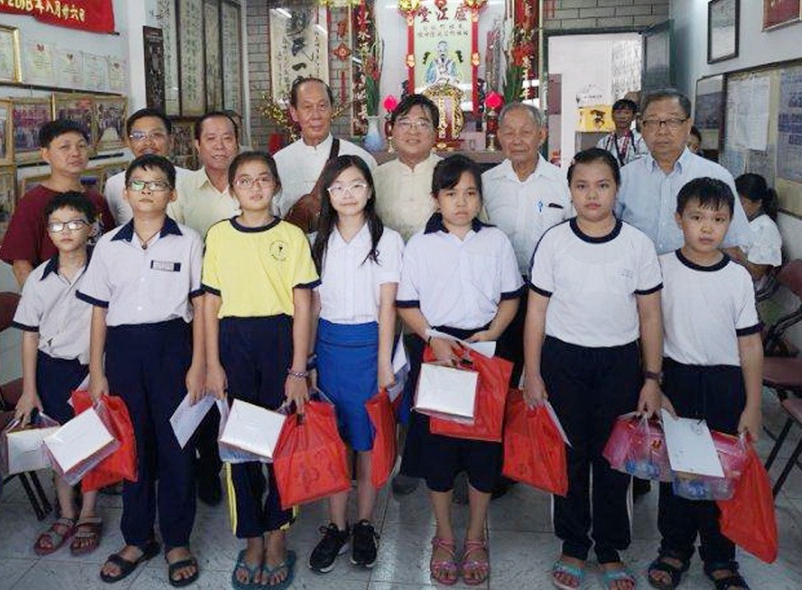 優秀的何氏子弟獲頒發獎助學金。
