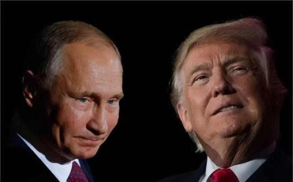 俄羅斯衛星通訊社27日援引美國國務院發言人的話報導，美國因俄羅斯前特工在英國中毒事件而對俄實施的制裁在當天正式生效。圖為俄羅斯總統普京（左）與美國總統特朗普。（圖源：互聯網）