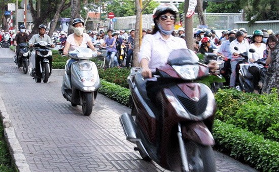 高峰時間，第三郡南圻起義街若干摩托車駛上人行道並公然闖紅燈。