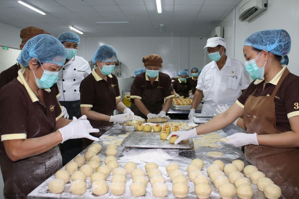 Sweet home餅家的資深師傅在研製天然水果月餅系列。