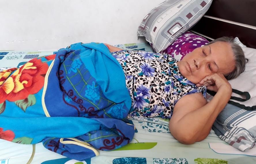 黃妹只能躺在床上。