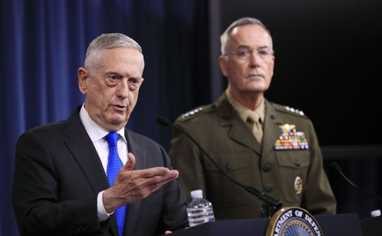 馬蒂斯（左）說：明年是否暫停美韓間主要軍演將視美朝談判情況而定。（圖源：互聯網）