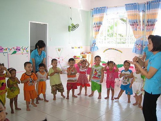 工人子女在平新郡寶元有限責任公司投建的小太陽幼兒園上課。