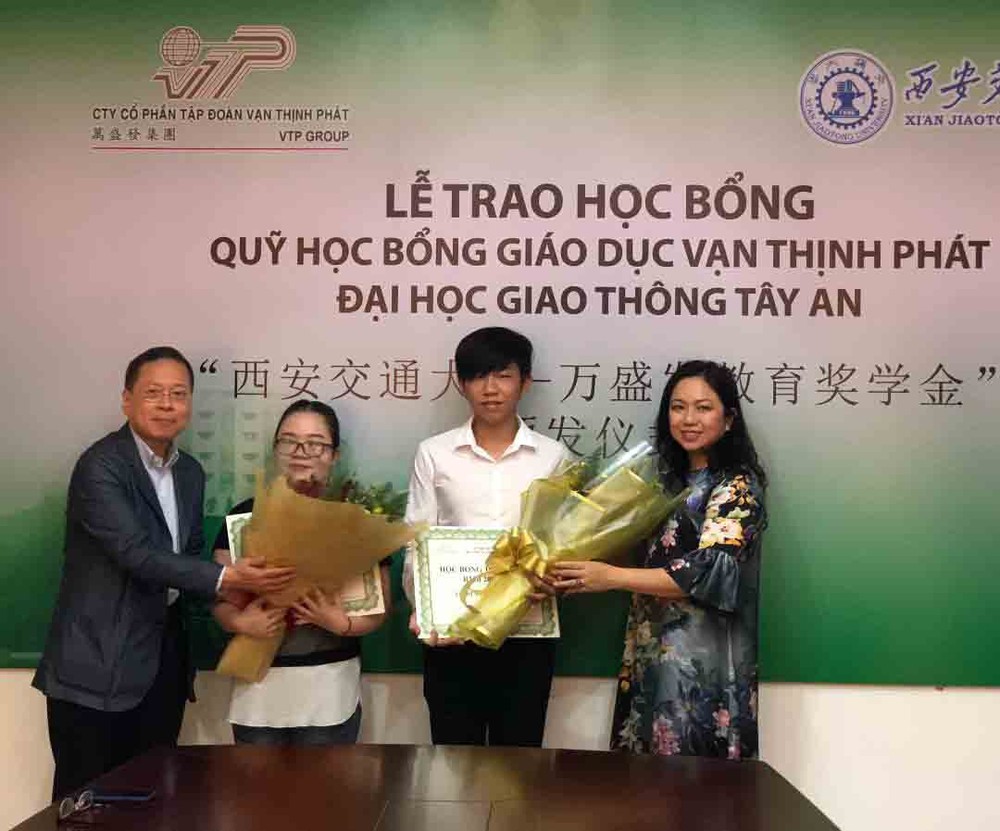 萬盛發集團領導向本次獎學金獲得者頒發獎學金。