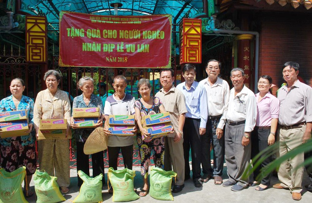 浸石天后宮理事長張敬和以及各理事向貧困同胞派發禮物。