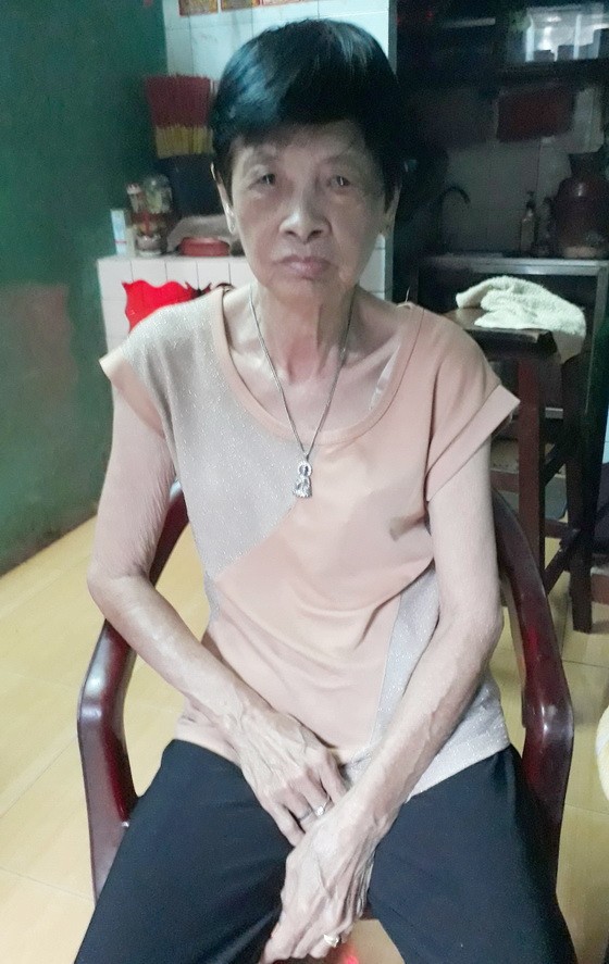 白月好獨自一人生活。