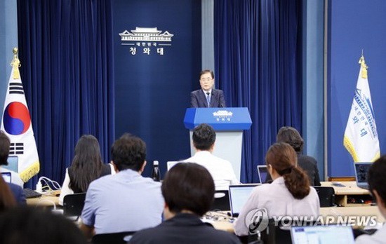 9月4日，在青瓦臺春秋館，鄭義溶召開記者會。（圖源：韓聯社）