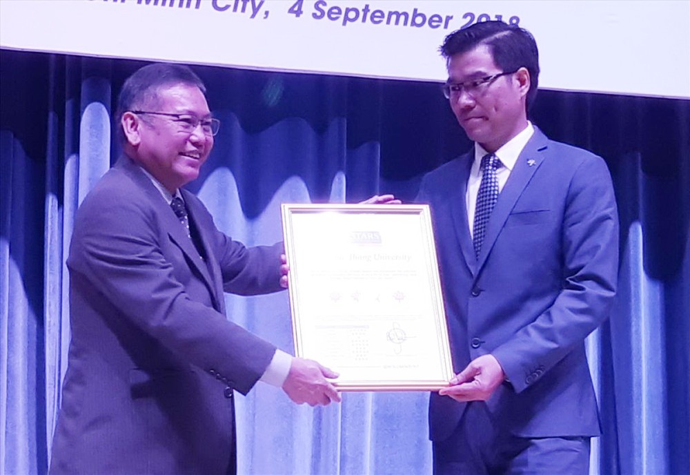 英國QS Star University Rating代表（左）向孫德勝大學代表頒授“四星級大學”證書。（圖源：南洋）