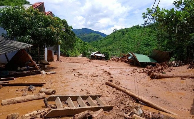 民房坍塌，地基被摧毀，洪澇災害過後到處一片狼藉。（圖源：阮洋）