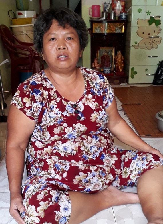 陳有生坐著要很困難才能站起來。