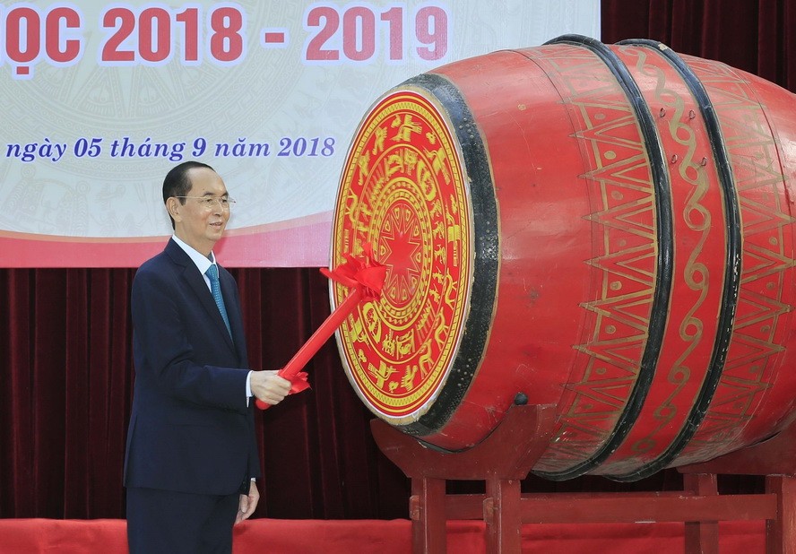 國家主席陳大光在河內朱文安高中學校擊鼓開學。（圖源：顏創）