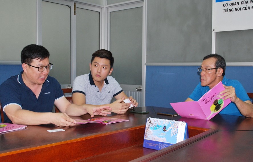 昨(5)日下午，西貢屏榮食品有限公司經理黃金億與國際貿易科的李夷陽前來本報並與社會慈善工作組商討有關今年的“中秋送暖活動”。