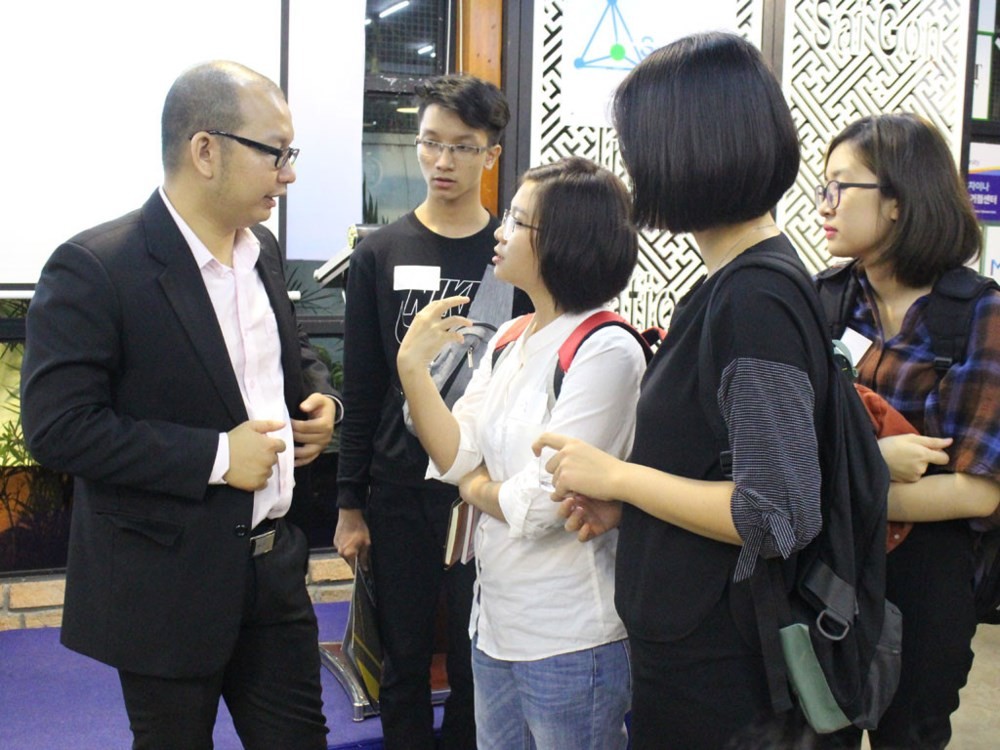 年輕人在研討會上關心各成功秘訣。